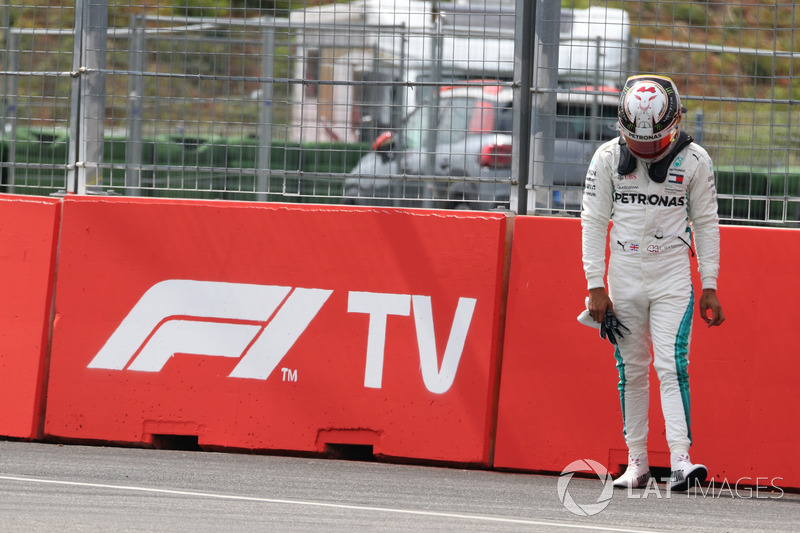 Lewis Hamilton, Mercedes-AMG F1 W09 stops on track