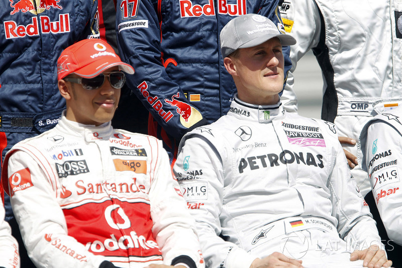 Lewis Hamilton, McLaren MP4-25, con Michael Schumacher, Mercedes GP W01