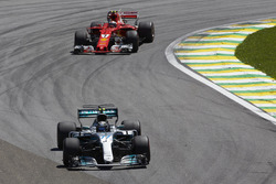 Valtteri Bottas, Mercedes AMG F1 W08, Kimi Raikkonen, Ferrari SF70H