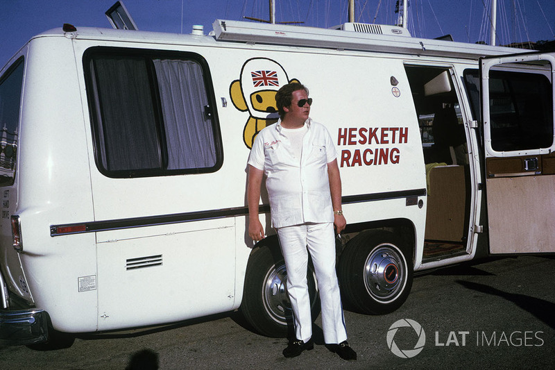 Lord Alexander Hesketh fuori dal suo nuovo motorhome