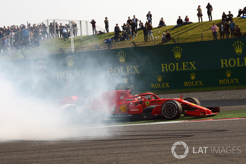 El incidente entre Max Verstappen, Red Bull Racing RB14 y Sebastian Vettel, Ferrari SF71H