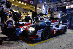 #8 Toyota Gazoo Racing Toyota TS050: Sébastien Buemi, Kazuki Nakajima, Fernando Alonso, pitstop