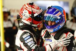 Гонщики Toyota Gazoo Racing Казуки Накаджима и Фернандо Алонсо