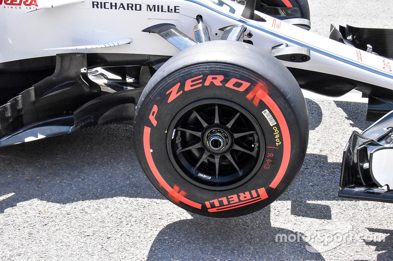 Vue détaillée d'une fixation de moyeu de la Sauber C37