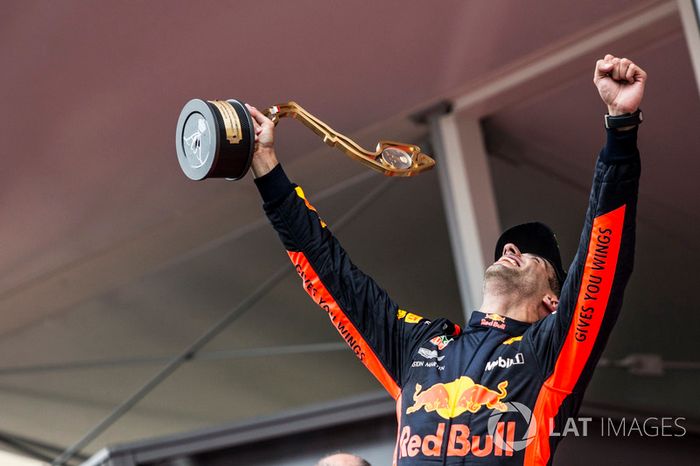 El ganador de la carrera Daniel Ricciardo, Red Bull Racing celebra en el podio con el trofeo