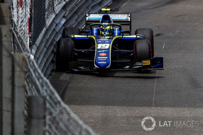 Lando Norris, Carlin, hits the barriers
