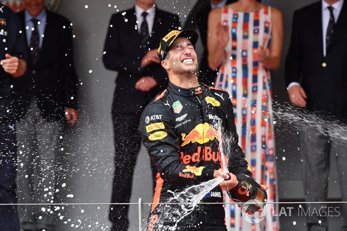 Podio: el ganador de la carrera Daniel Ricciardo, Red Bull Racing celebra con el champán
