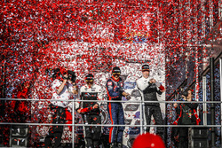 Podium: Le vainqueur Gabriele Tarquini, BRC Racing Team Hyundai i30 N TCR, le deuxième Yvan Muller, YMR Hyundai i30 N TCR, le troisième Thed Björk, YMR Hyundai i30 N TCR