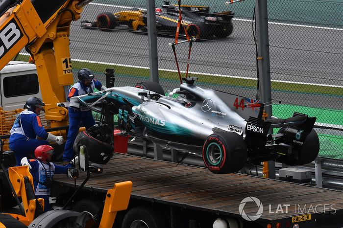 El coche chocado de Lewis Hamilton, Mercedes-Benz F1 W08 es removido en la Q1