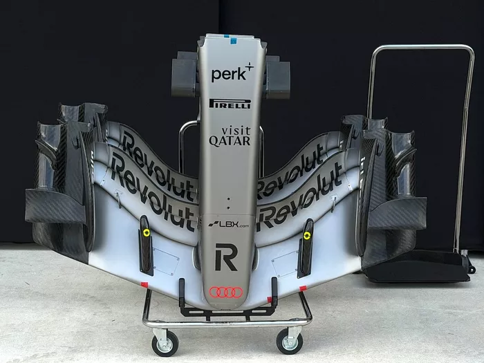 تفاصيل سيارة Audi R26 