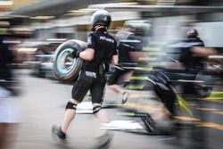 Mercedes AMG F1 mecánicos hacen un pitstop de práctica