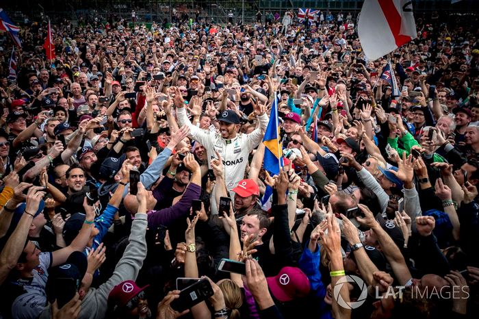 El ganador Lewis Hamilton, Mercedes AMG F1 con los fans