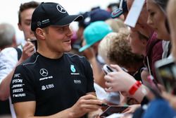 Valtteri Bottas, Mercedes AMG F1en sesión de autógrafos  para los fans