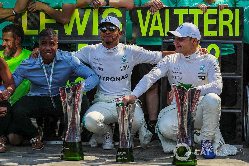 Race winner Lewis Hamilton, Mercedes AMG F1 and Valtteri Bottas, Mercedes AMG F1 celebrate, the team and the trophies
