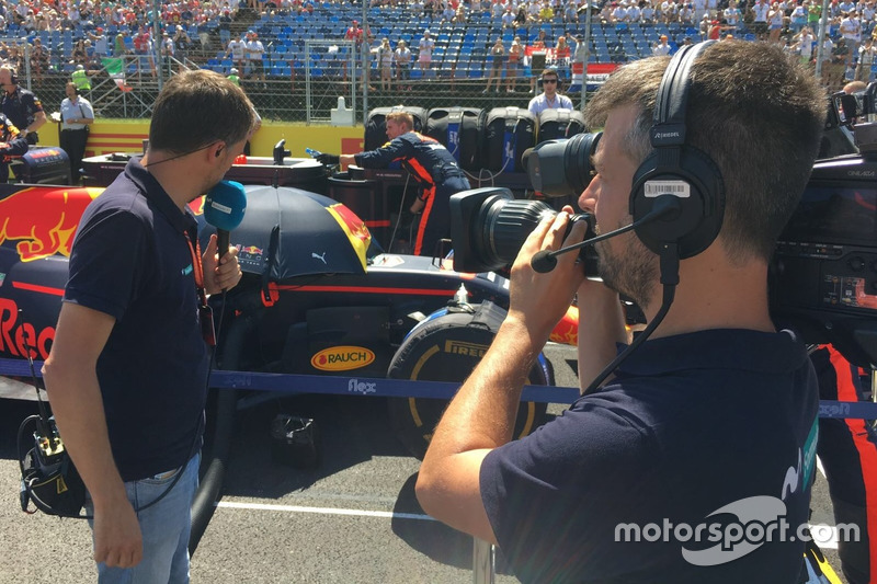 Iker Viana, cámara de televisión de Movistar F1, y Albert Fábrega, analista y colaborador de Motorsport.com
