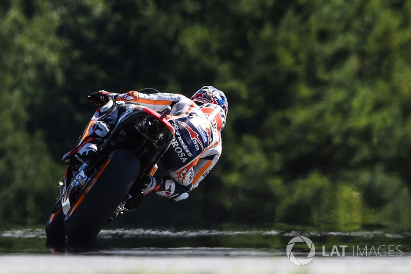 Dani Pedrosa, llega lanzado desde atrás