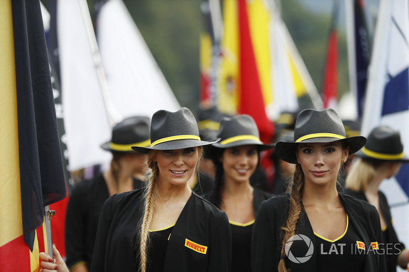 Una de sombreros y azafatas en Bélgica