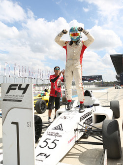 Pemenang Race 4: Faine Kahia (NZL)