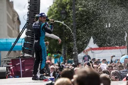 Podyum: Yarış galibi Sébastien Buemi, Renault e.Dams