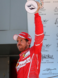 Podium : le deuxième, Sebastian Vettel, Ferrari
