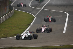 Felipe Massa, Williams FW40, devance Sergio Perez, Force India VJM10, Kevin Magnussen, Haas F1 Team VF-17 et Esteban Ocon, Force India VJM10 à la sortie des stands
