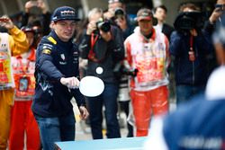 Max Verstappen, Red Bull Racing, y Felipe Massa, Williams, juegan tenis de mesa