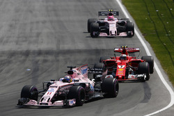 Серхио Перес, Sahara Force India F1 VJM10, Кими Райкконен, Ferrari SF70H, Эстебан Окон, Sahara Force