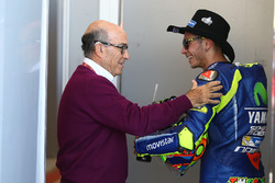 Carmelo Ezpeleta, CEO de Dorna Sports, Valentino Rossi, Yamaha Factory Racing