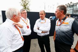 Charlie Whiting, Ross Brawn, Bruno Michel and Mario Isola en la presentación del nuevo coche de F2 2