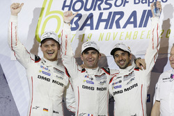 Les champions du monde LMP1 #2 Porsche Team Porsche 919 Hybrid: Romain Dumas, Neel Jani, Marc Lieb