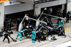 Lewis Hamilton, Mercedes AMG F1 W07 Hybrid fa un pit stop