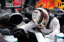 Il vincitore Lewis Hamilton, Mercedes AMG F1 nel parco chiuso