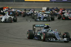 Start actie: Nico Rosberg, Mercedes AMG F1 Team W07 aan de leiding
