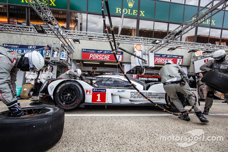 Práctica de pit stop para #1 Porsche Team Porsche 919 Hybrid: Timo Bernhard, Mark Webber, Brendon Ha