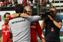 Maurizio Arrivabene, director del equipo Ferrari celebra en el podio con Toto Wolff, Mercedes AMG F1