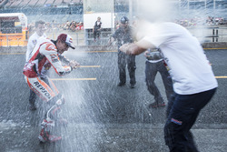 Le vainqueur Marc Marquez, Repsol Honda Team fête sa victoire avec l'équipe