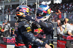 Ganador, Daniel Ricciardo, Red Bull Racing celebra con Max Verstappen, Red Bull Racing en parc ferme