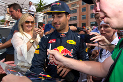 Даніель Ріккардо, Red Bull Racing роздає автографи уболівальникам