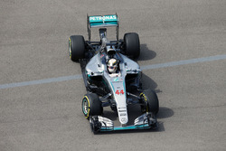 Льюис Хэмилтон, Mercedes AMG F1 Team W07 возвращается на трассу после вылета