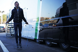 Meindert van Buuren, Status Grand Prix, warmt zich op achter de garage