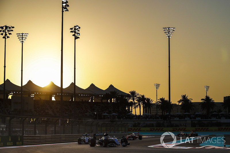 Porém, existe um desafio único em Abu Dhabi: trata-se da única prova que começa com a luz do sol e que termina já à noite. Assim, as temperaturas variam bastante durante a disputa.