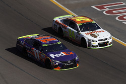 Denny Hamlin, Joe Gibbs Racing Toyota, Chase Elliott, Hendrick Motorsports Chevrolet