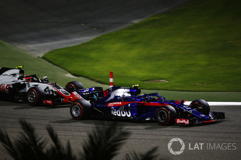 Pierre Gasly, Toro Rosso STR13 Honda, Kevin Magnussen, Haas F1 Team VF-18 Ferrari