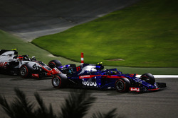Pierre Gasly, Toro Rosso STR13 Honda, Kevin Magnussen, Haas F1 Team VF-18 Ferrari