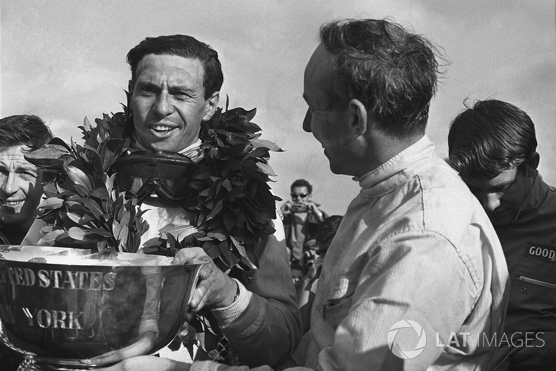 John Surtees, Cooper T81, with Jim Clark, Lotus 43-BRM H16, on the podium