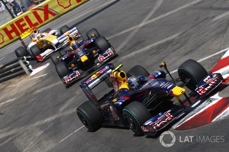 Sebastian Vettel, Red Bull Racing RB5, Mark Webber, Red Bull Racing RB5 y Fernando Alonso, Renault F