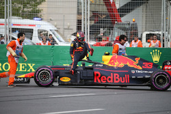 Max Verstappen, Red Bull Racing RB14 dopo l'incidente