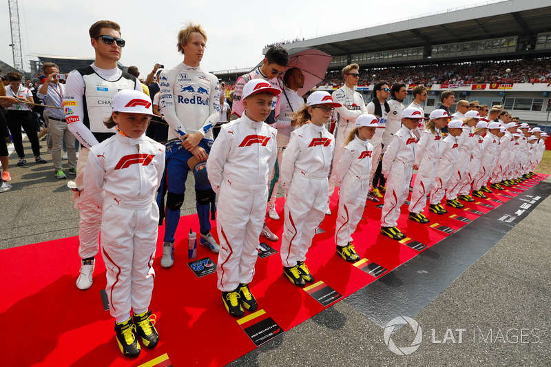 Grid çocukları ve Stoffel Vandoorne, McLaren, Brendon Hartley, Toro Rosso, Esteban Ocon, Force India, Lewis Hamilton, Mercedes AMG F1, Sergey Sirotkin, Williams, Sergio Perez, Force India, Carlos Sainz Jr, Renault Sport F1 Team, Romain Grosjean, Haas F1 Team, Max Verstappen, Red Bull Racing, and Valtteri Bottas, Mercedes AMG F1