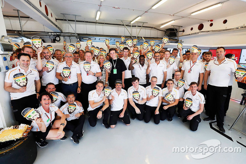 Fernando Alonso, celebración de cumpleaños de McLaren