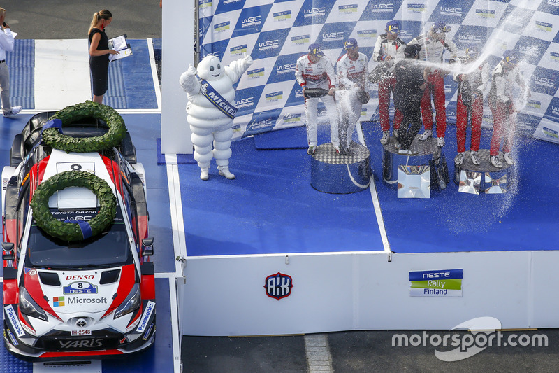 Podium : les vainqueurs Ott Tanak, Martin Järveoja, Toyota Yaris WRC, Toyota Gazoo Racing, les deuxièmes, Mads Ostberg, Torstein Eriksen, Citroën C3 WRC, Citroën World Rally Team, les troisièmes, Jari-Matti Latvala, Miikka Anttila, Toyota Yaris WRC, Toyota Gazoo Racing